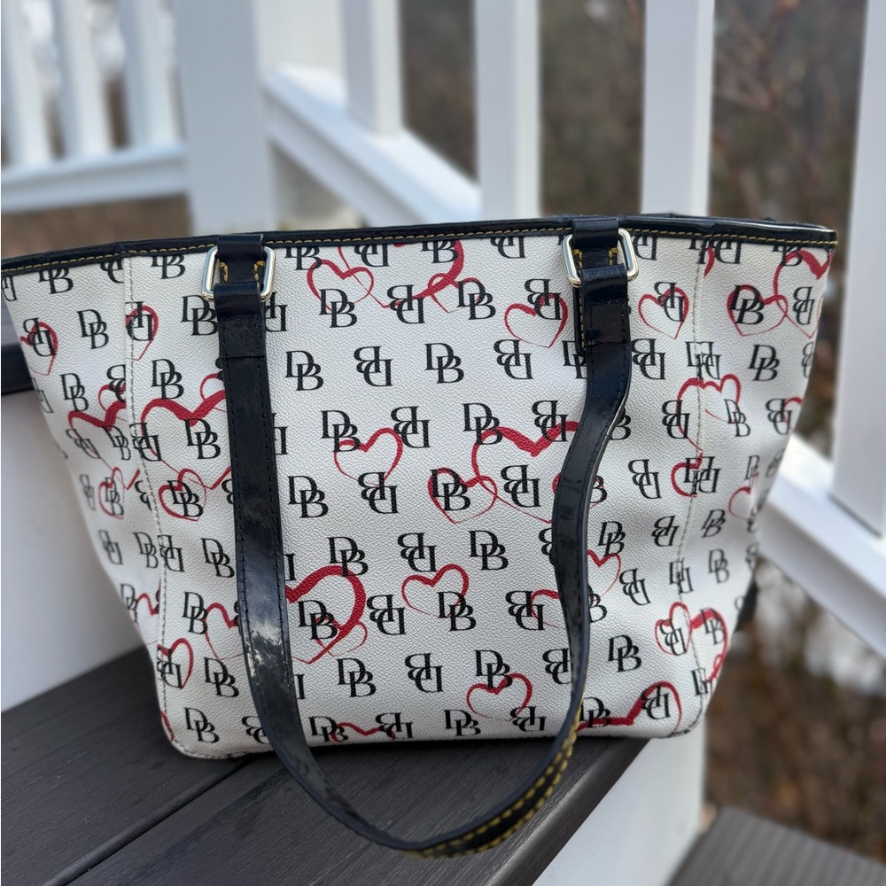 Dooney & Bourke Vintage Sweetheart Collection Tote. - Picture 2 of 5